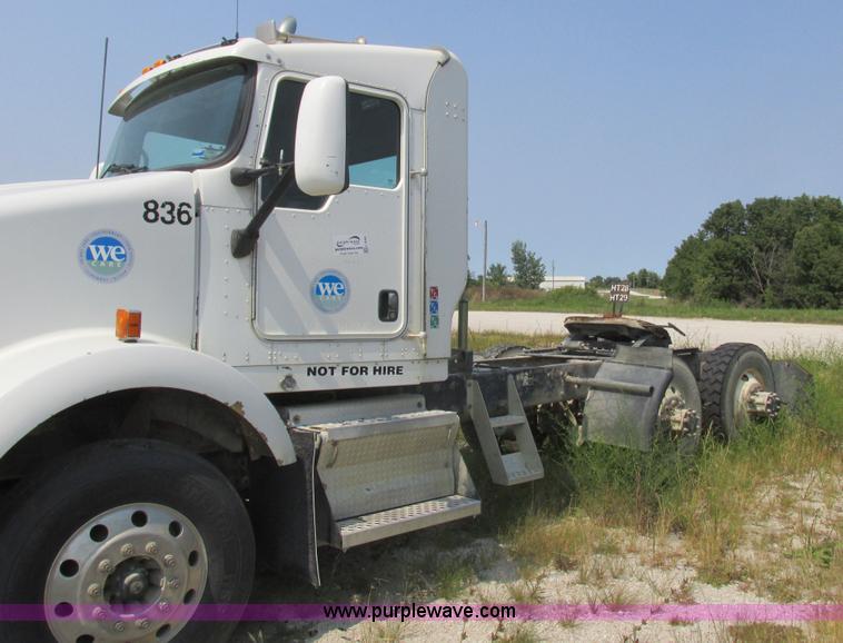 image for item L4060 2007 Kenworth T800 semi truck