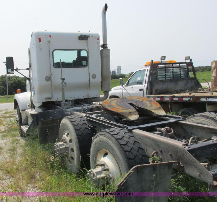 image for item L4060 2007 Kenworth T800 semi truck