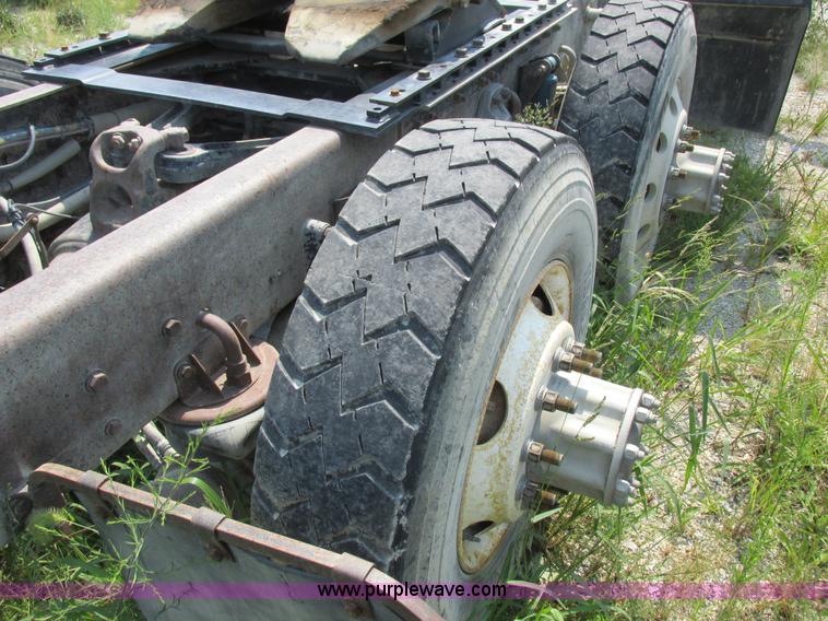 image for item L4060 2007 Kenworth T800 semi truck