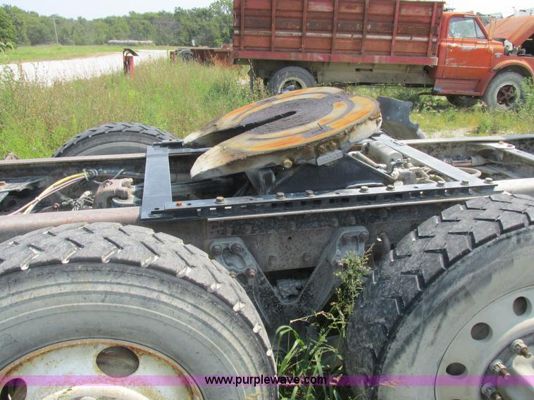 image for item L4060 2007 Kenworth T800 semi truck