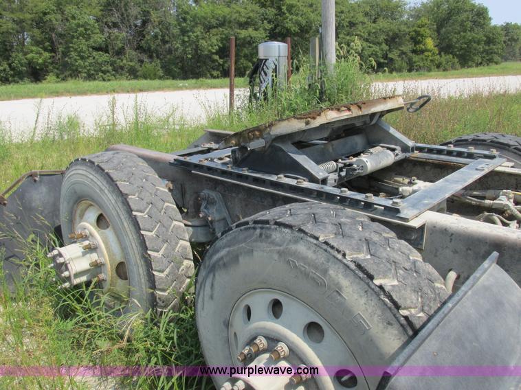 image for item L4060 2007 Kenworth T800 semi truck