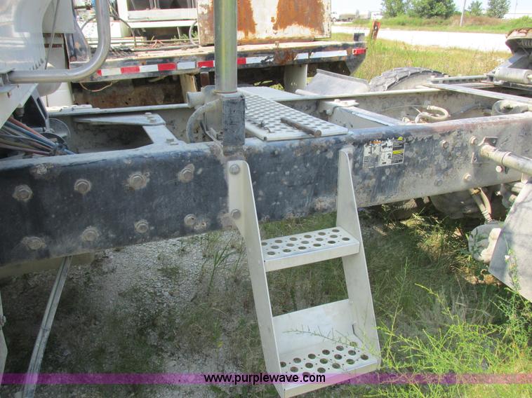 image for item L4060 2007 Kenworth T800 semi truck