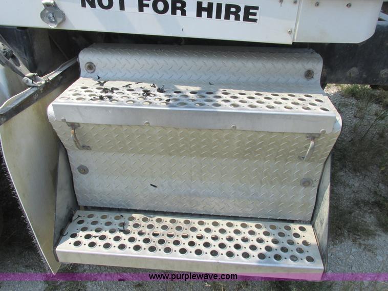 image for item L4060 2007 Kenworth T800 semi truck