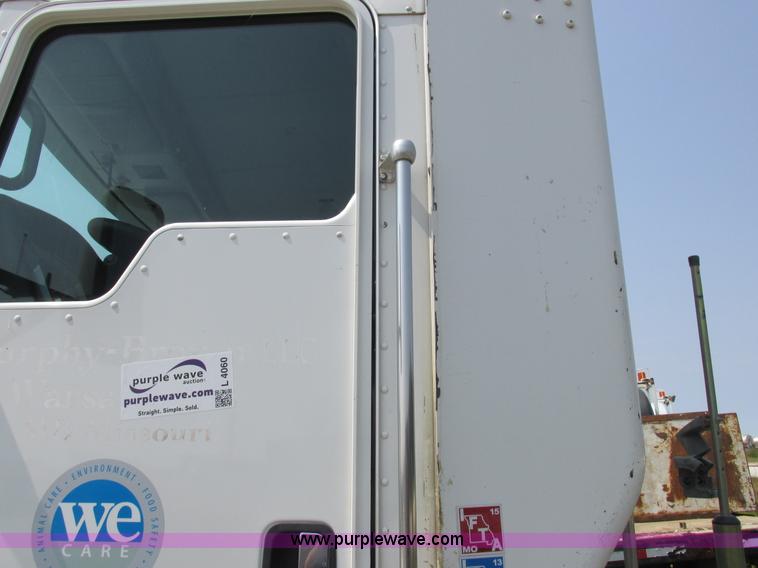 image for item L4060 2007 Kenworth T800 semi truck