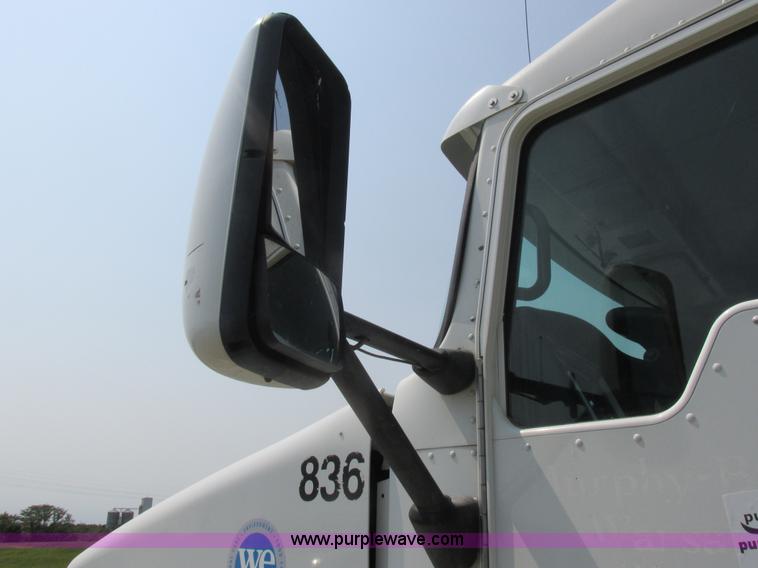 image for item L4060 2007 Kenworth T800 semi truck