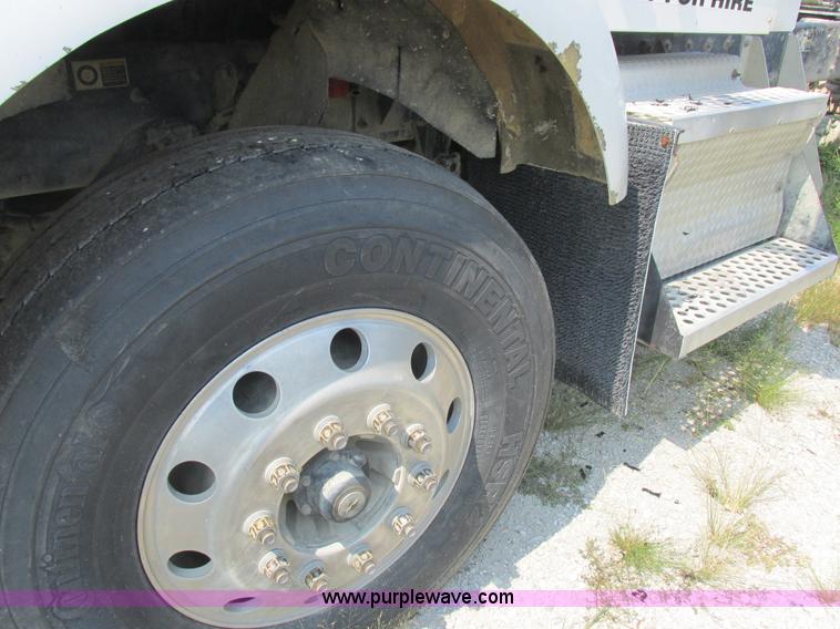 image for item L4060 2007 Kenworth T800 semi truck