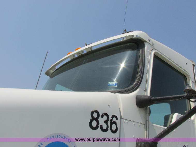 image for item L4060 2007 Kenworth T800 semi truck