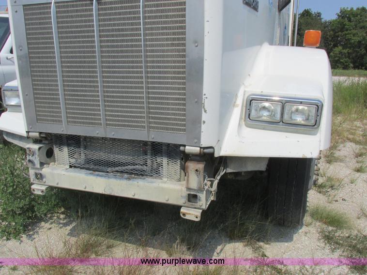 image for item L4060 2007 Kenworth T800 semi truck