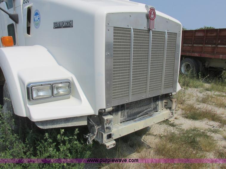 image for item L4060 2007 Kenworth T800 semi truck