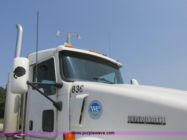 image for item L4060 2007 Kenworth T800 semi truck