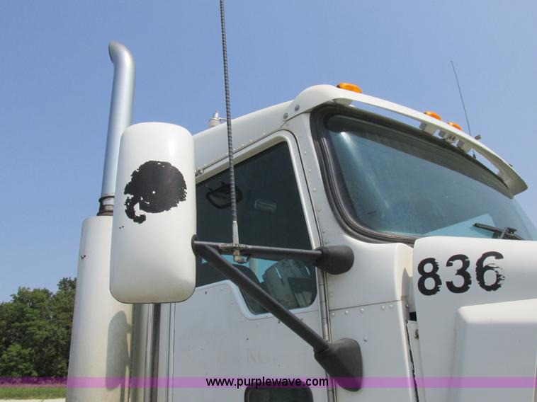 image for item L4060 2007 Kenworth T800 semi truck
