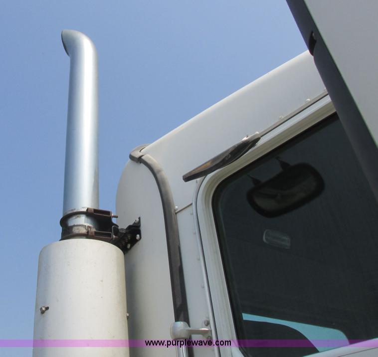 image for item L4060 2007 Kenworth T800 semi truck