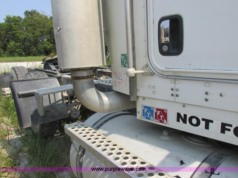 image for item L4060 2007 Kenworth T800 semi truck