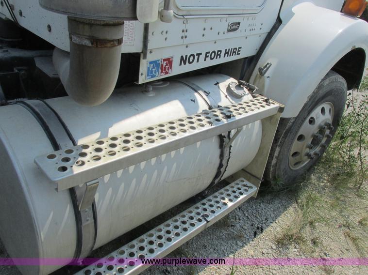 image for item L4060 2007 Kenworth T800 semi truck