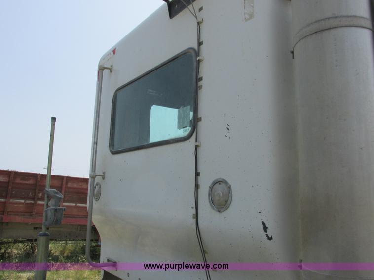 image for item L4060 2007 Kenworth T800 semi truck