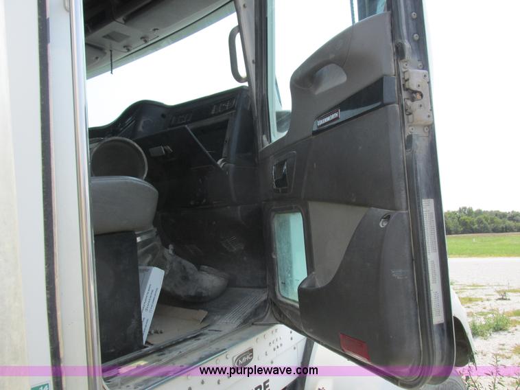 image for item L4060 2007 Kenworth T800 semi truck