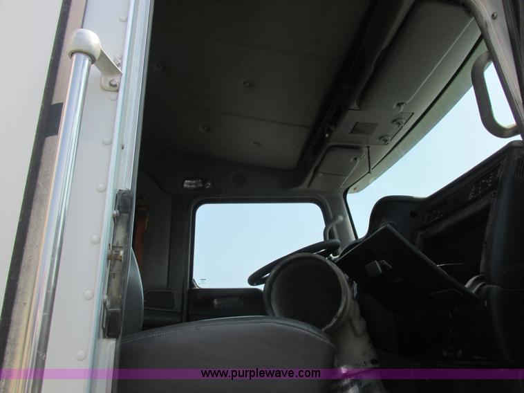 image for item L4060 2007 Kenworth T800 semi truck