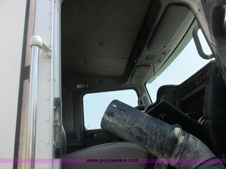 image for item L4060 2007 Kenworth T800 semi truck