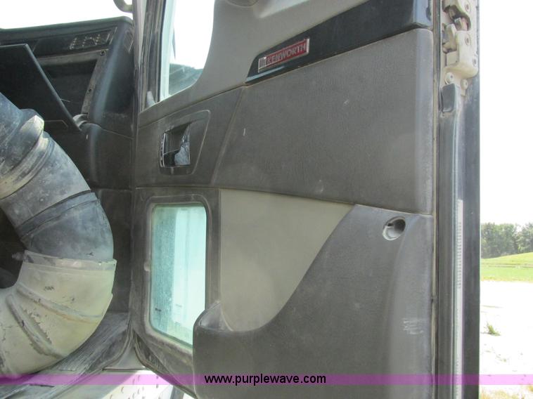 image for item L4060 2007 Kenworth T800 semi truck