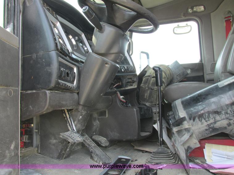 image for item L4060 2007 Kenworth T800 semi truck