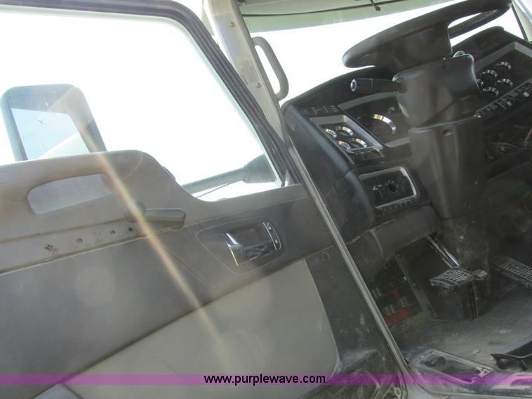 image for item L4060 2007 Kenworth T800 semi truck