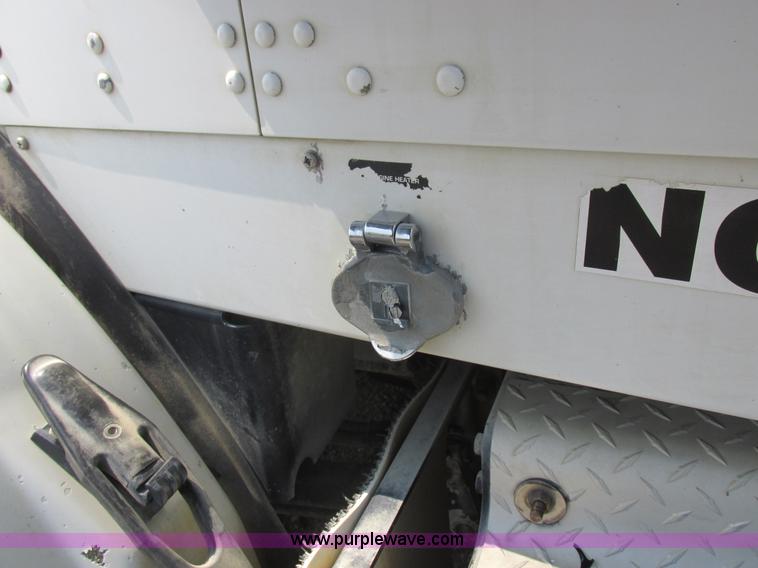 image for item L4060 2007 Kenworth T800 semi truck