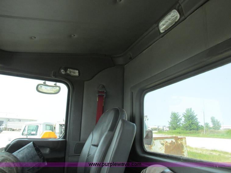 image for item L4060 2007 Kenworth T800 semi truck