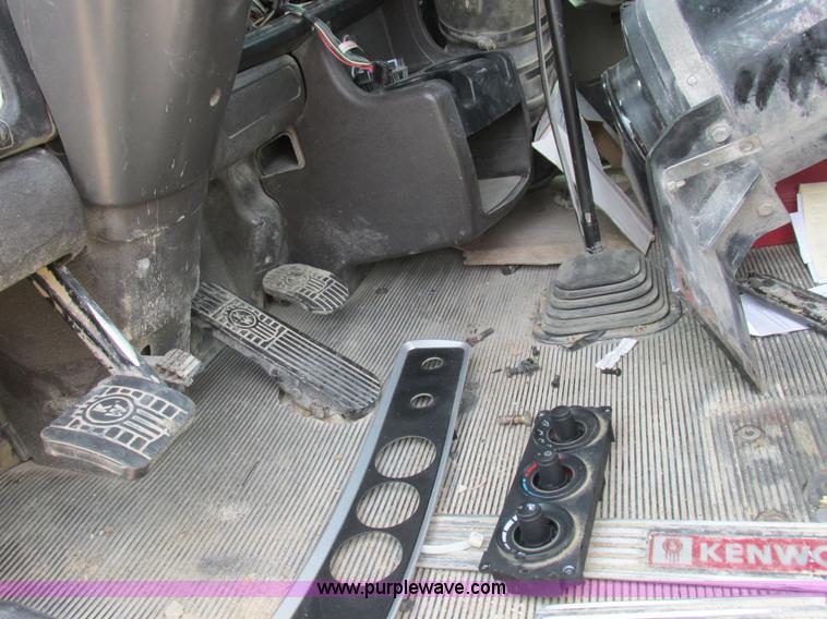 image for item L4060 2007 Kenworth T800 semi truck