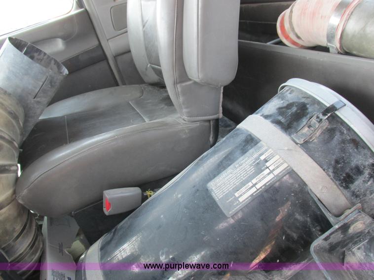 image for item L4060 2007 Kenworth T800 semi truck