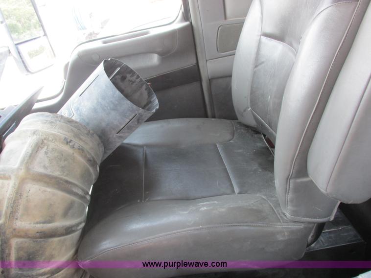 image for item L4060 2007 Kenworth T800 semi truck