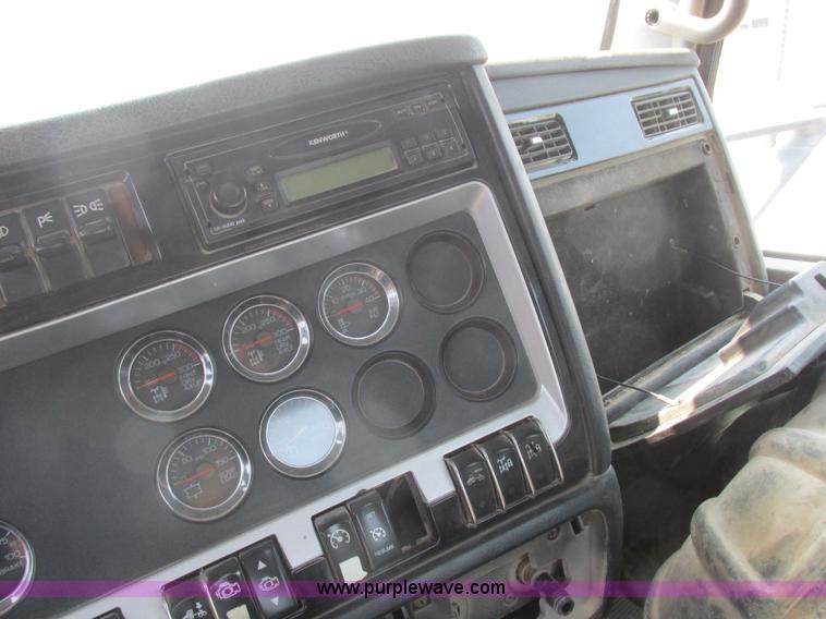 image for item L4060 2007 Kenworth T800 semi truck