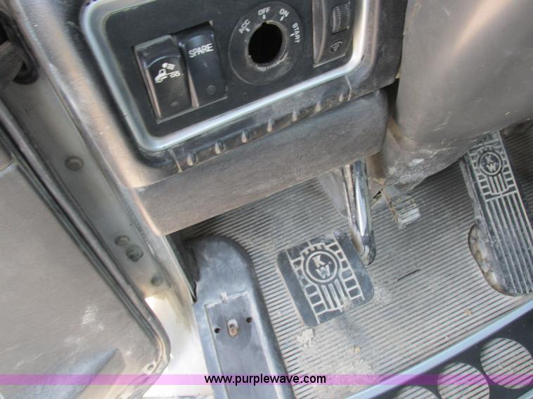 image for item L4060 2007 Kenworth T800 semi truck