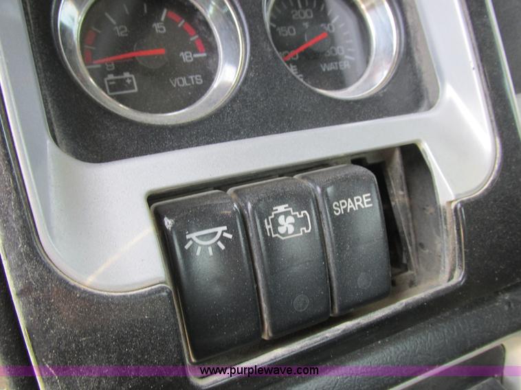 image for item L4060 2007 Kenworth T800 semi truck