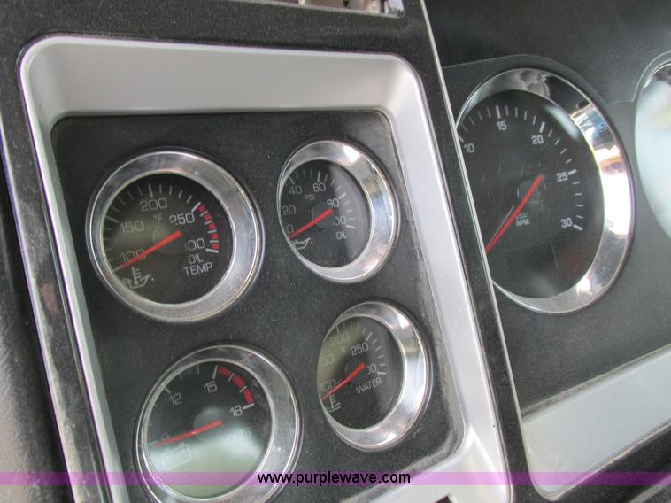 image for item L4060 2007 Kenworth T800 semi truck