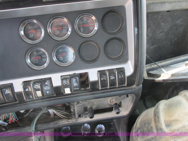 image for item L4060 2007 Kenworth T800 semi truck