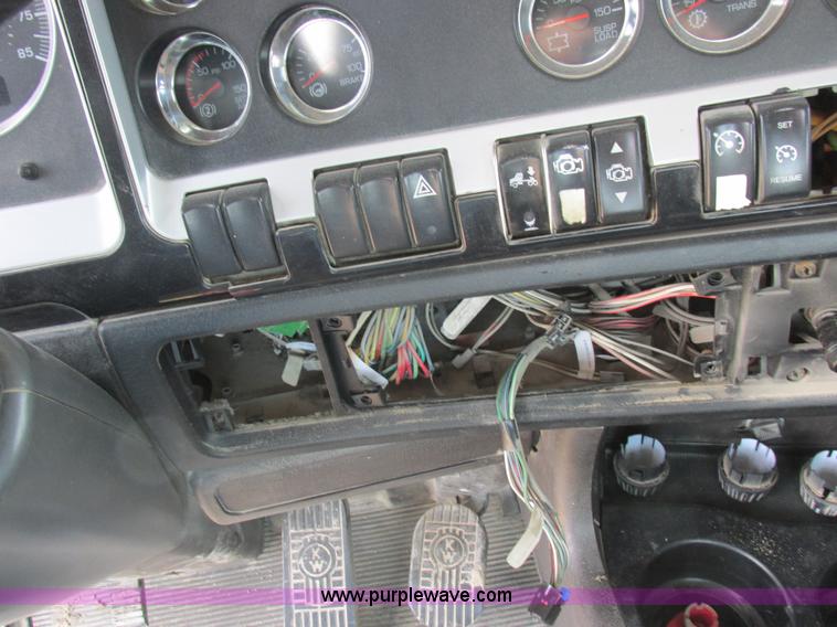 image for item L4060 2007 Kenworth T800 semi truck