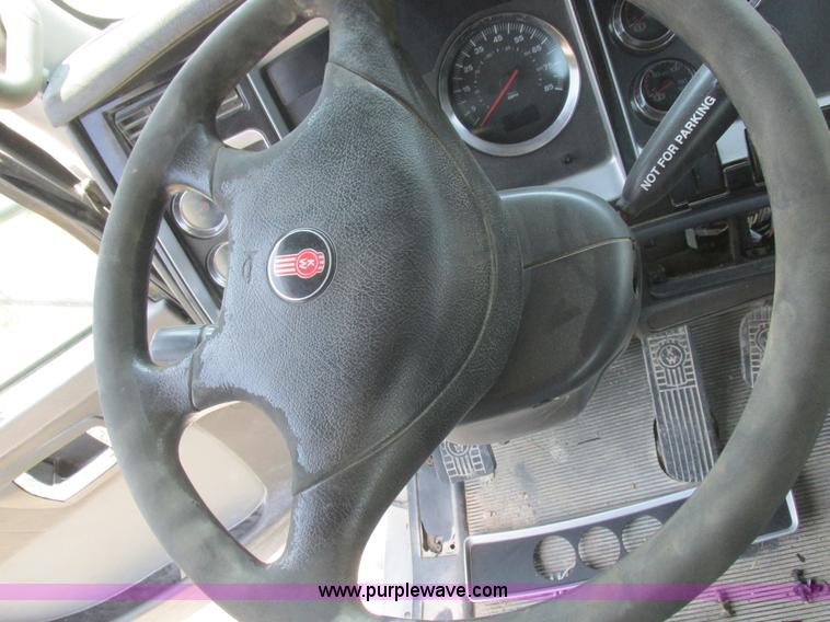 image for item L4060 2007 Kenworth T800 semi truck