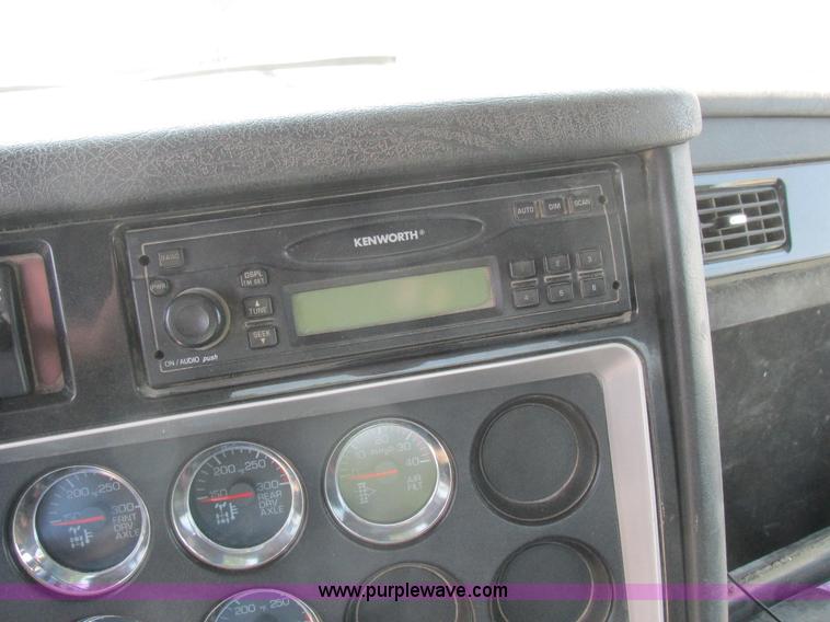 image for item L4060 2007 Kenworth T800 semi truck