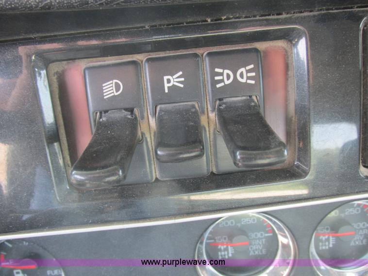 image for item L4060 2007 Kenworth T800 semi truck