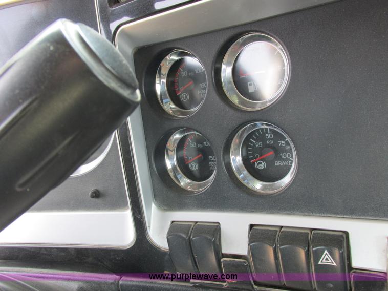 image for item L4060 2007 Kenworth T800 semi truck