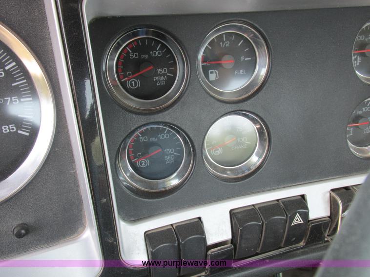 image for item L4060 2007 Kenworth T800 semi truck