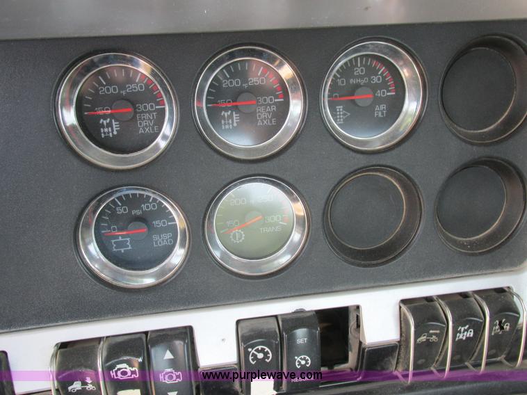 image for item L4060 2007 Kenworth T800 semi truck