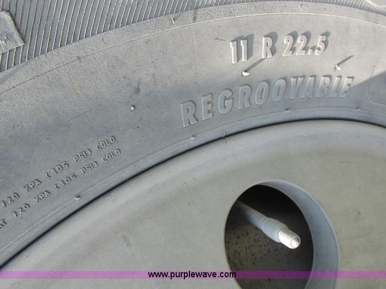 image for item L4060 2007 Kenworth T800 semi truck