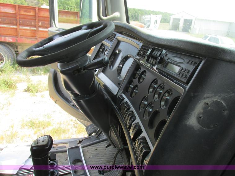 image for item L4060 2007 Kenworth T800 semi truck