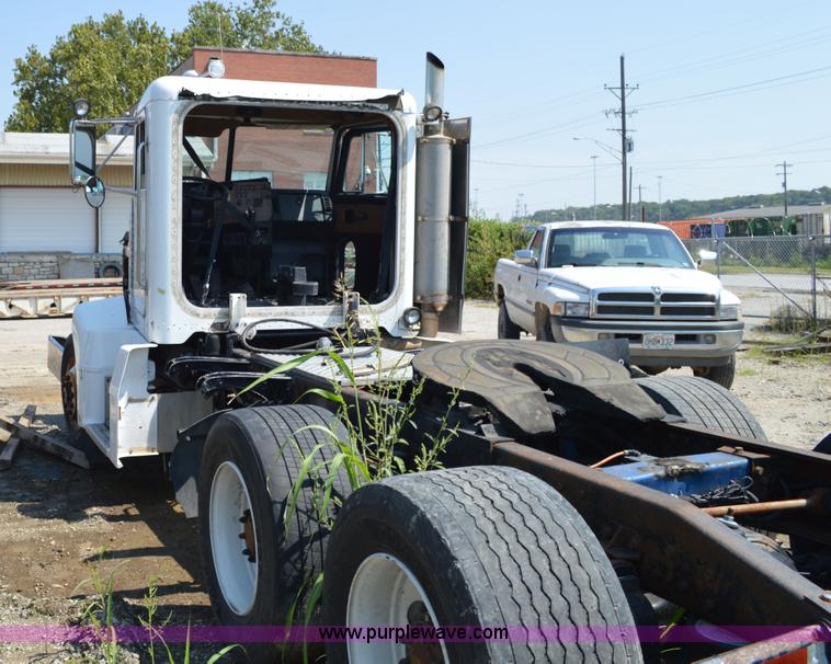 image for item AX9408 2000 Peterbilt 377 semi truck