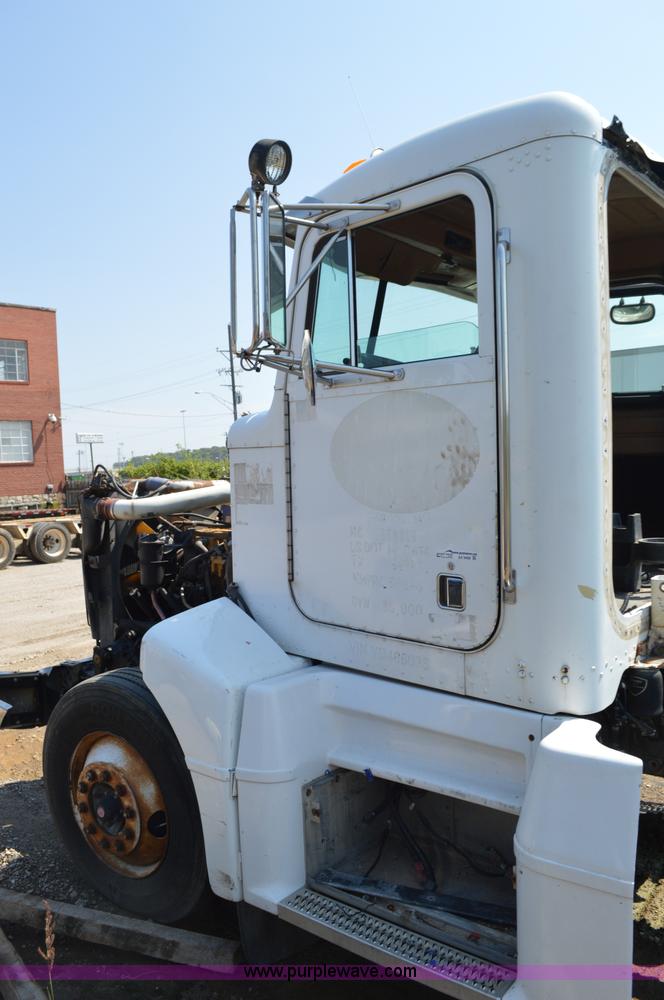 image for item AX9408 2000 Peterbilt 377 semi truck
