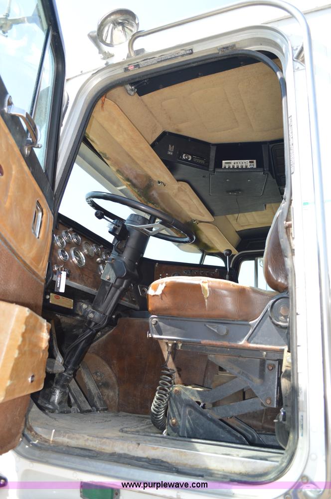 image for item AX9410 1993 Peterbilt 362