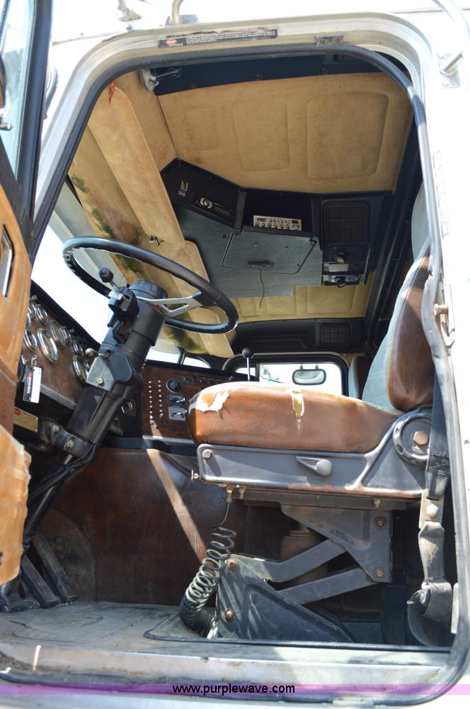 image for item AX9410 1993 Peterbilt 362