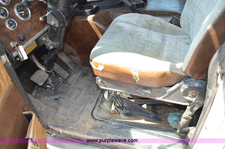 image for item AX9410 1993 Peterbilt 362