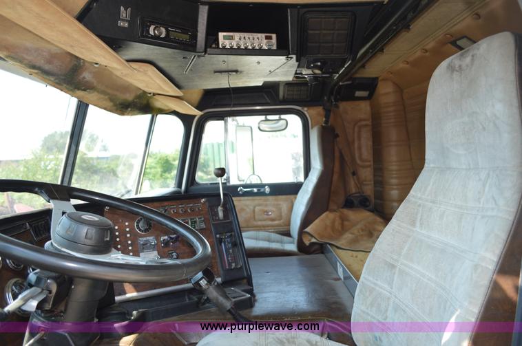 image for item AX9410 1993 Peterbilt 362